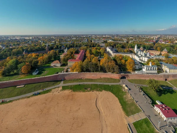 在Veliky Novgorod的克里姆林宫的全景鸟瞰 在城市的金秋 黄色的树梢 Volkhov河上的一座桥 城市的沙滩 一座要塞 — 图库照片