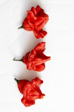 Beyaz arka planda kurutulmuş kırmızı Vezir biberi, parlak turbiber meyveleri, kırmızı biber, üst manzara.