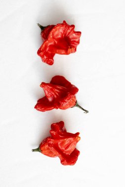 Beyaz arka planda kurutulmuş kırmızı Vezir biberi, parlak turbiber meyveleri, kırmızı biber, üst manzara.