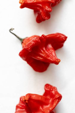 Beyaz arka planda kurutulmuş kırmızı Vezir biberi, parlak turbiber meyveleri, kırmızı biber, üst manzara.