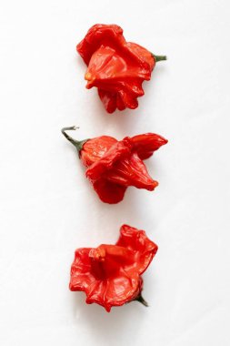 Beyaz arka planda kurutulmuş kırmızı Vezir biberi, parlak turbiber meyveleri, kırmızı biber, üst manzara.