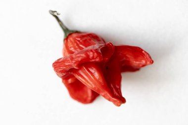 Beyaz arka planda kurutulmuş kırmızı Vezir biberi, parlak turbiber meyveleri, kırmızı biber, üst manzara.