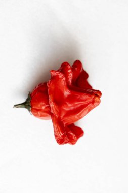 Beyaz arka planda kurutulmuş kırmızı Vezir biberi, parlak turbiber meyveleri, kırmızı biber, üst manzara.