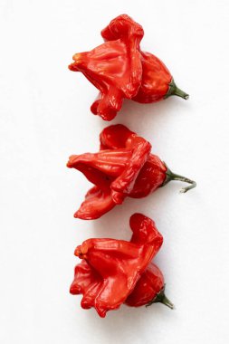Beyaz arka planda kurutulmuş kırmızı Vezir biberi, parlak turbiber meyveleri, kırmızı biber, üst manzara.