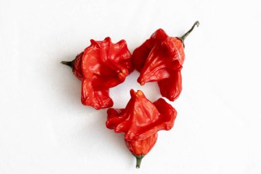 Beyaz arka planda kurutulmuş kırmızı Vezir biberi, parlak turbiber meyveleri, kırmızı biber, üst manzara.