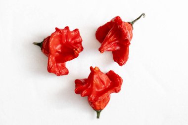 Beyaz arka planda kurutulmuş kırmızı Vezir biberi, parlak turbiber meyveleri, kırmızı biber, üst manzara.