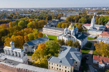 Kremlin 'in Veliky Novgorod' daki panoramik hava manzarası, şehirde altın sonbahar, sarı ağaçlar, Volkhov nehri üzerinde bir köprü, şehir kumlu plajı, bir kale.