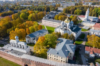 Kremlin 'in Veliky Novgorod' daki panoramik hava manzarası, şehirde altın sonbahar, sarı ağaçlar, Volkhov nehri üzerinde bir köprü, şehir kumlu plajı, bir kale.