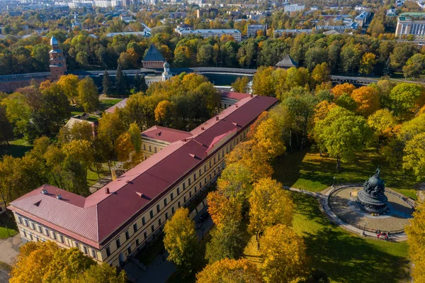 在Veliky Novgorod俯瞰克里姆林宫的全景 在城市的金秋 在黄色的树梢 在Volkhov河上的一座桥 在城市的沙滩上 一个要塞 — 图库照片