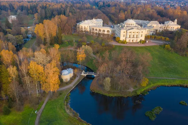 秋天的傍晚 帕夫洛夫斯克公园和帕夫洛夫斯克宫的全景鸟瞰 圣彼得堡的一个郊区 — 图库照片