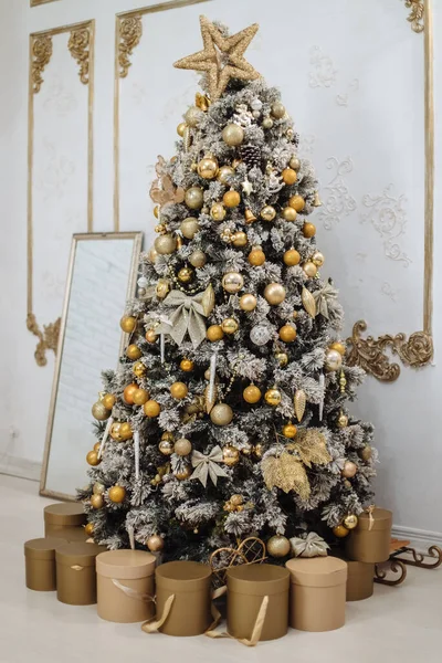 Arbre Noël Décoré Dans Salon Dans Des Tons Blancs Cadeaux — Photo