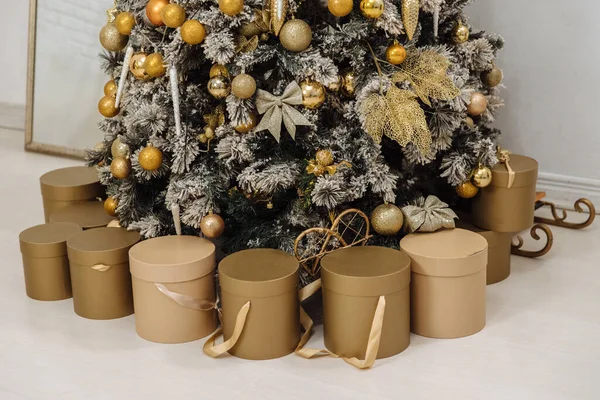 Cadeaux Noël Dans Des Boîtes Sous Bel Arbre Noël Décoré — Photo