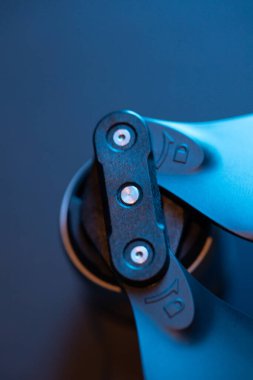 Pervanelere ve dronun fırçasız motoruna yakın çekim. Kuadrokopter bıçakların onarımı ve yenilenmesi. Drone bakımı.