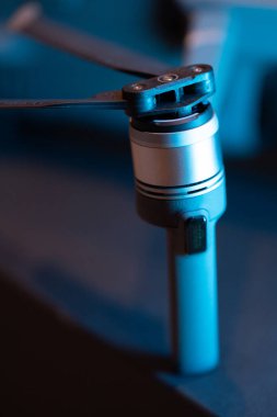 Pervanelere yakın çekim ve Dji mavic 2 'nin fırçasız motoru. Diyot ateşi. Kuadrokopter bıçakların onarımı ve yenilenmesi. Drone bakımı.