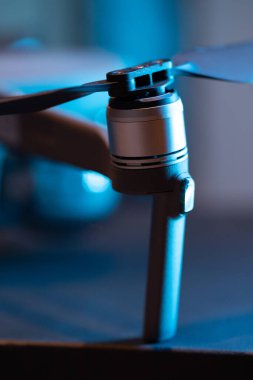 Pervanelere yakın çekim ve Dji mavic 2 'nin fırçasız motoru. Diyot ateşi. Kuadrokopter bıçakların onarımı ve yenilenmesi. Drone bakımı.