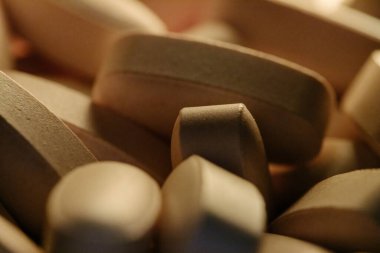 Besin takviyeleri, bir sürü kahverengi vitamin hapları, konsept tıp, geçmiş, makro