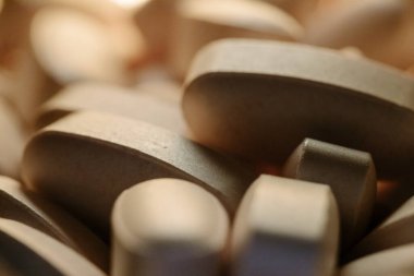 Besin takviyeleri, bir sürü kahverengi vitamin hapları, konsept tıp, geçmiş, makro
