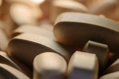 Besin takviyeleri, bir sürü kahverengi vitamin hapları, konsept tıp, geçmiş, makro
