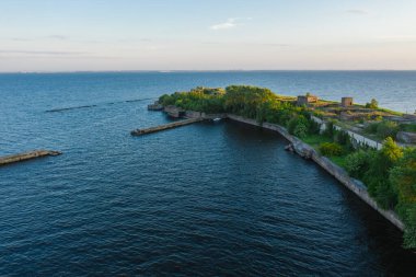Fort Totleben Pervomaisky 'nin panoramik hava manzarası. Finlandiya Körfezi sularında bir yaz günü. Kronstadt Kalesi' nin tahkimatlarından biri. Suyun altında beton duvarlar ve çıkıntılar