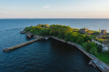 Fort Totleben Pervomaisky 'nin panoramik hava manzarası. Finlandiya Körfezi sularında bir yaz günü. Kronstadt Kalesi' nin tahkimatlarından biri. Suyun altında beton duvarlar ve çıkıntılar