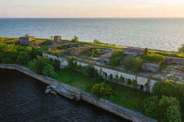 Fort Totleben Pervomaisky 'nin panoramik hava manzarası. Finlandiya Körfezi sularında bir yaz günü. Kronstadt Kalesi' nin tahkimatlarından biri. Suyun altında beton duvarlar ve çıkıntılar