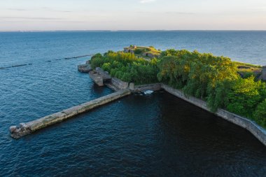 Fort Totleben Pervomaisky 'nin panoramik hava manzarası. Finlandiya Körfezi sularında bir yaz günü. Kronstadt Kalesi' nin tahkimatlarından biri. Suyun altında beton duvarlar ve çıkıntılar