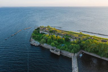 Fort Totleben Pervomaisky 'nin panoramik hava manzarası. Finlandiya Körfezi sularında bir yaz günü. Kronstadt Kalesi' nin tahkimatlarından biri. Suyun altında beton duvarlar ve çıkıntılar