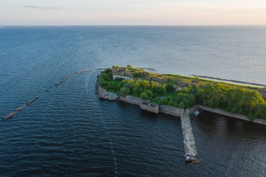 Fort Totleben Pervomaisky 'nin panoramik hava manzarası. Finlandiya Körfezi sularında bir yaz günü. Kronstadt Kalesi' nin tahkimatlarından biri. Suyun altında beton duvarlar ve çıkıntılar