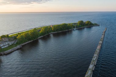 Fort Totleben Pervomaisky 'nin panoramik hava manzarası. Finlandiya Körfezi sularında bir yaz günü. Kronstadt Kalesi' nin tahkimatlarından biri. Suyun altında beton duvarlar ve çıkıntılar