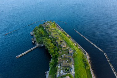 Fort Totleben Pervomaisky 'nin panoramik hava manzarası. Finlandiya Körfezi sularında bir yaz günü. Kronstadt Kalesi' nin tahkimatlarından biri. Suyun altında beton duvarlar ve çıkıntılar