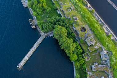 Fort Totleben Pervomaisky 'nin panoramik hava manzarası. Finlandiya Körfezi sularında bir yaz günü. Kronstadt Kalesi' nin tahkimatlarından biri. Suyun altında beton duvarlar ve çıkıntılar