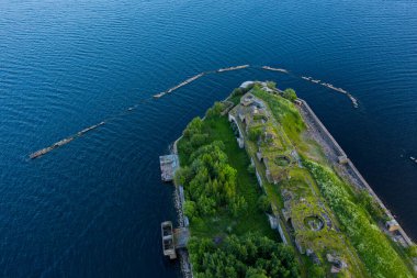 Fort Totleben Pervomaisky 'nin panoramik hava manzarası. Finlandiya Körfezi sularında bir yaz günü. Kronstadt Kalesi' nin tahkimatlarından biri. Suyun altında beton duvarlar ve çıkıntılar