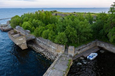 Fort Totleben Pervomaisky 'nin panoramik hava manzarası. Finlandiya Körfezi sularında bir yaz günü. Kronstadt Kalesi' nin tahkimatlarından biri. Suyun altında beton duvarlar ve çıkıntılar