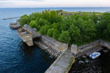 Fort Totleben Pervomaisky 'nin panoramik hava manzarası. Finlandiya Körfezi sularında bir yaz günü. Kronstadt Kalesi' nin tahkimatlarından biri. Suyun altında beton duvarlar ve çıkıntılar