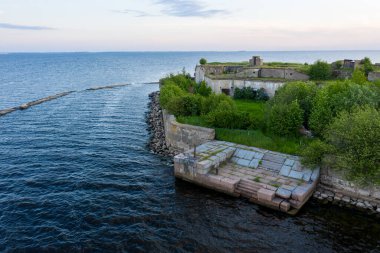Fort Totleben Pervomaisky 'nin panoramik hava manzarası. Finlandiya Körfezi sularında bir yaz günü. Kronstadt Kalesi' nin tahkimatlarından biri. Suyun altında beton duvarlar ve çıkıntılar