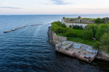 Fort Totleben Pervomaisky 'nin panoramik hava manzarası. Finlandiya Körfezi sularında bir yaz günü. Kronstadt Kalesi' nin tahkimatlarından biri. Suyun altında beton duvarlar ve çıkıntılar