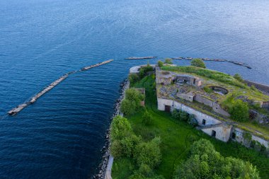Fort Totleben Pervomaisky 'nin panoramik hava manzarası. Finlandiya Körfezi sularında bir yaz günü. Kronstadt Kalesi' nin tahkimatlarından biri. Suyun altında beton duvarlar ve çıkıntılar
