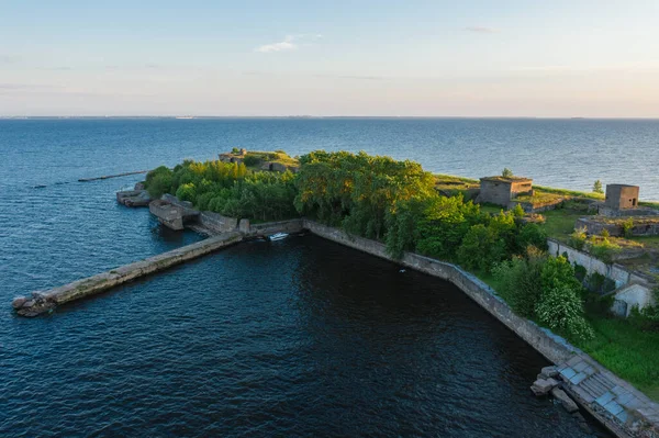 Fort Totleben Pervomaisky 'nin panoramik hava manzarası. Finlandiya Körfezi sularında bir yaz günü. Kronstadt Kalesi' nin tahkimatlarından biri. Suyun altında beton duvarlar ve çıkıntılar