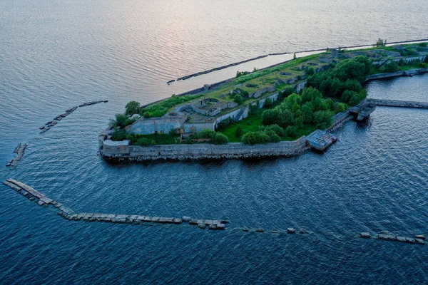 Fort Totleben Pervomaisky 'nin panoramik hava manzarası. Finlandiya Körfezi sularında bir yaz günü. Kronstadt Kalesi' nin tahkimatlarından biri. Suyun altında beton duvarlar ve çıkıntılar