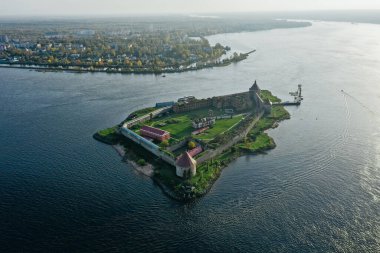 Yazın Ladoga Gölü 'nde Shlisselburg' daki Oreshek Kalesi 'nin hava fotoğrafları. Ceviz Adası 'nın kaleli üst manzarası. Rusya, Shlisselburg, 08.21.2021