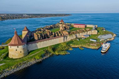 Yazın Ladoga Gölü 'nde Shlisselburg' daki Oreshek Kalesi 'nin hava fotoğrafları. Ceviz Adası 'nın kaleli üst manzarası. Rusya, Shlisselburg, 08.21.2021