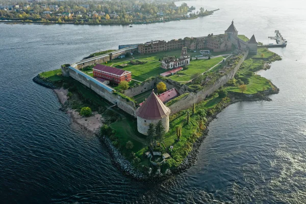 Aerial photography of the Oreshek Fortress in Shlisselburg in summer in Lake Ladoga. Top view of Walnut Island with a fortress. Russia, Shlisselburg, 08.21.2021 — Foto de Stock