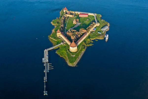 Aerial photography of the Oreshek Fortress in Shlisselburg in summer in Lake Ladoga. Top view of Walnut Island with a fortress. Russia, Shlisselburg, 08.21.2021 — Stockfoto