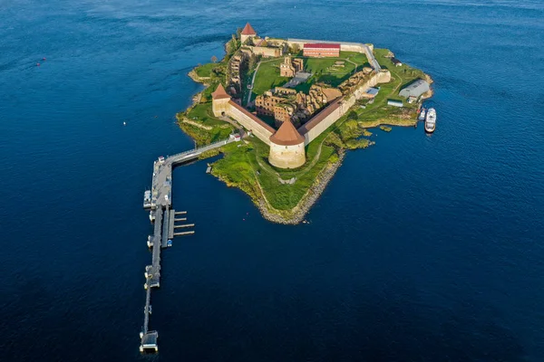 Aerial photography of the Oreshek Fortress in Shlisselburg in summer in Lake Ladoga. Top view of Walnut Island with a fortress. Russia, Shlisselburg, 08.21.2021 — стоковое фото