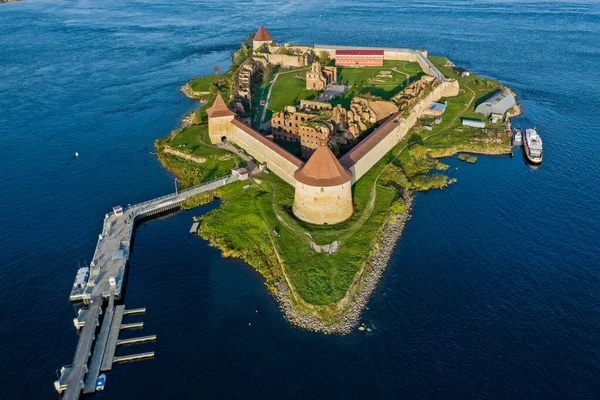 Aerial photography of the Oreshek Fortress in Shlisselburg in summer in Lake Ladoga. Top view of Walnut Island with a fortress. Russia, Shlisselburg, 08.21.2021 — стоковое фото