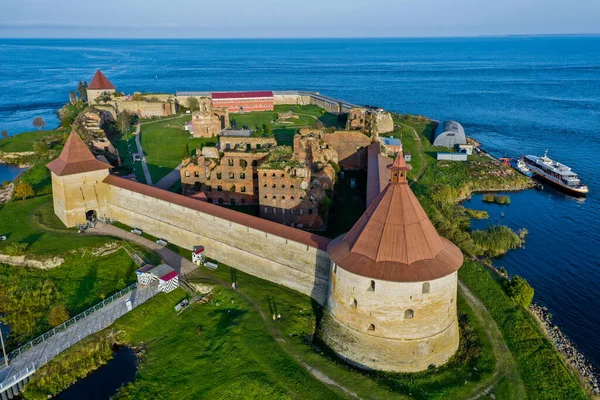 Aerial photography of the Oreshek Fortress in Shlisselburg in summer in Lake Ladoga. Top view of Walnut Island with a fortress. Russia, Shlisselburg, 08.21.2021 — стоковое фото