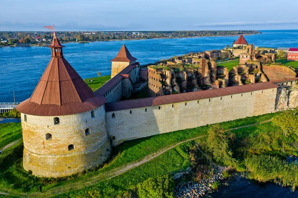 Aerial photography of the Oreshek Fortress in Shlisselburg in summer in Lake Ladoga. Top view of Walnut Island with a fortress. Russia, Shlisselburg, 08.21.2021 — Foto Stock