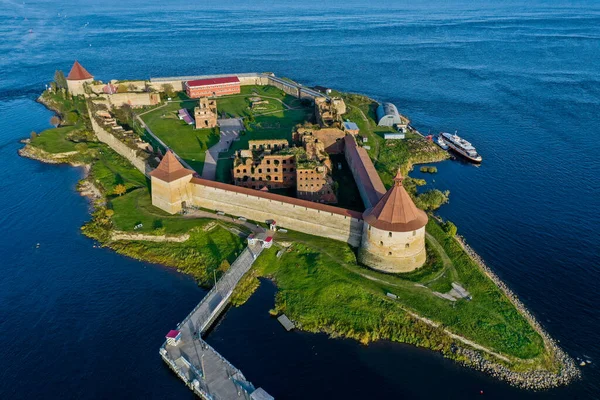 Aerial photography of the Oreshek Fortress in Shlisselburg in summer in Lake Ladoga. Top view of Walnut Island with a fortress. Russia, Shlisselburg, 08.21.2021 Stockfoto