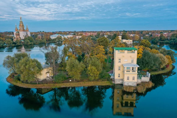 Aerial view of Holgin pond and islands with pavilions in Peterhof,Peter and Paul Cathedral, green trees, silence and tranquility, reflection in the water, photo for a postcard — 图库照片