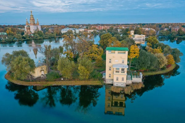Aerial view of Holgin pond and islands with pavilions in Peterhof,Peter and Paul Cathedral, green trees, silence and tranquility, reflection in the water, photo for a postcard — 图库照片